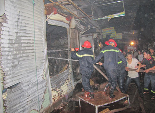 Cháy chợ Vinh, hơn 100 ki ốt bị thiêu rụi